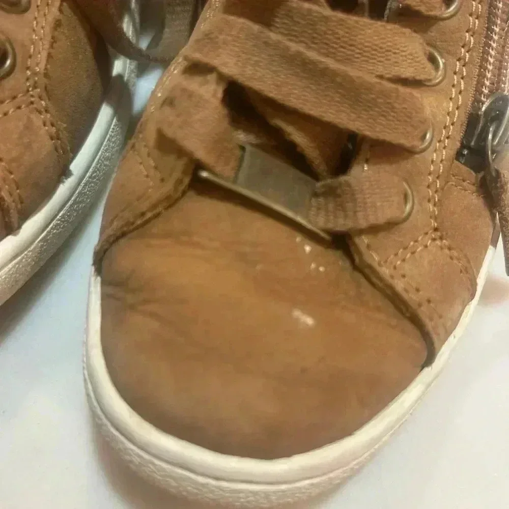 Woman's size 6 Ugg bootie/sneaker chestnut color